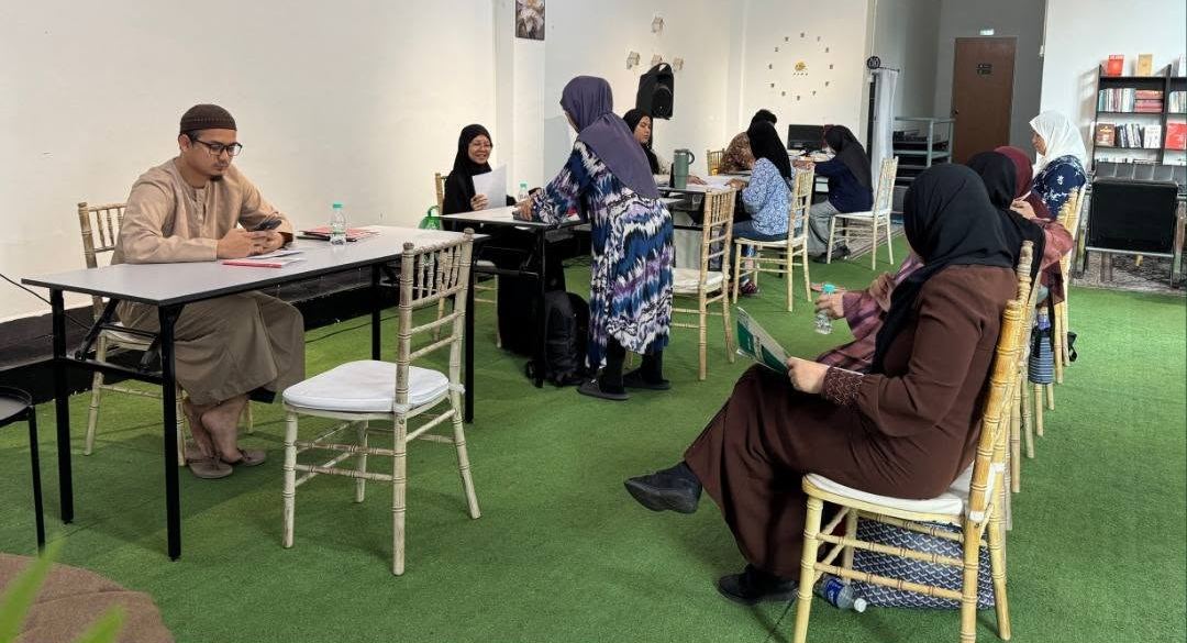 Saudara baharu belajar dalam kelas mualaf