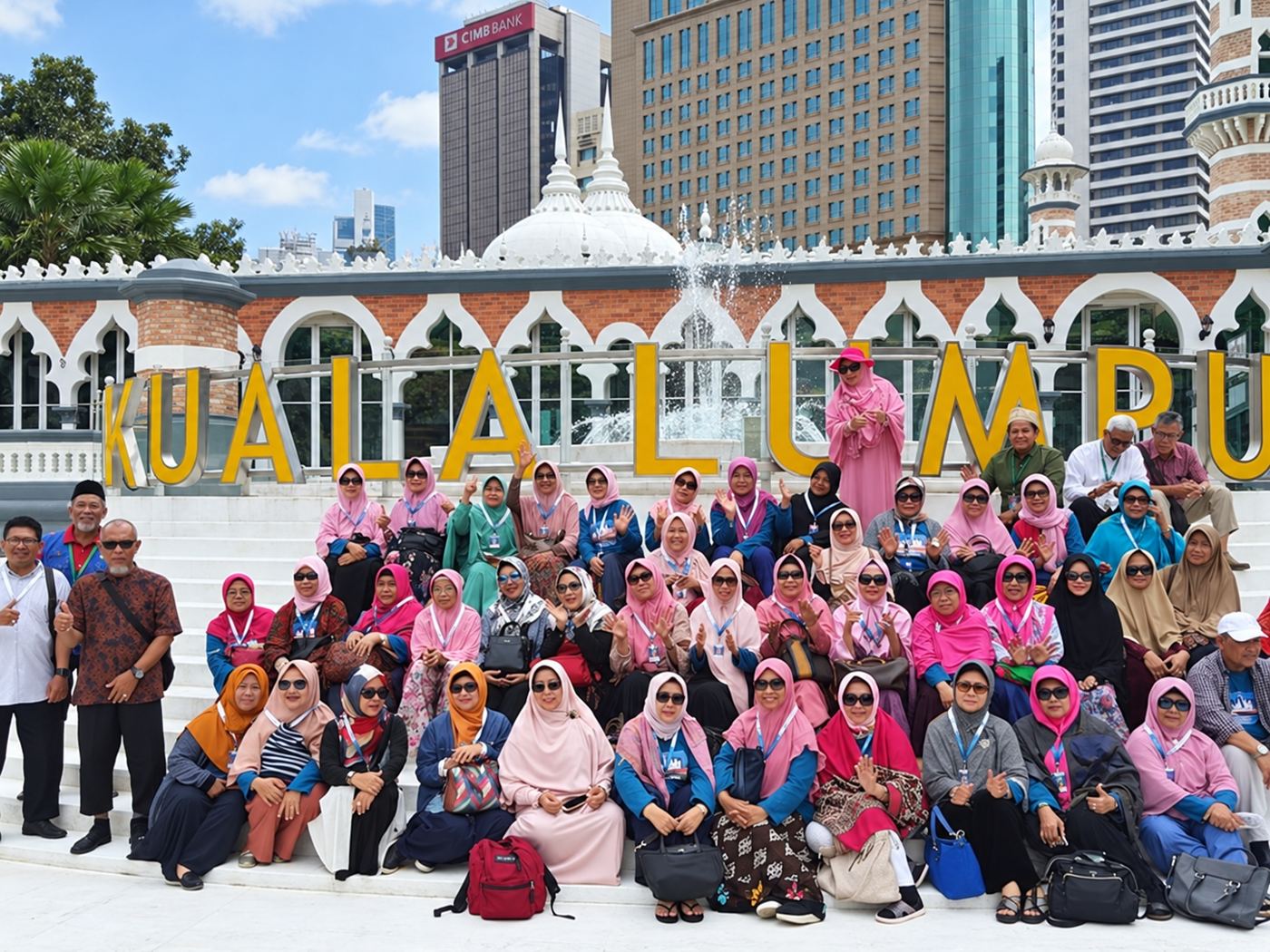 Rombongan besar bergambar di hadapan papan tanda Kuala Lumpur berhampiran Masjid Jamek