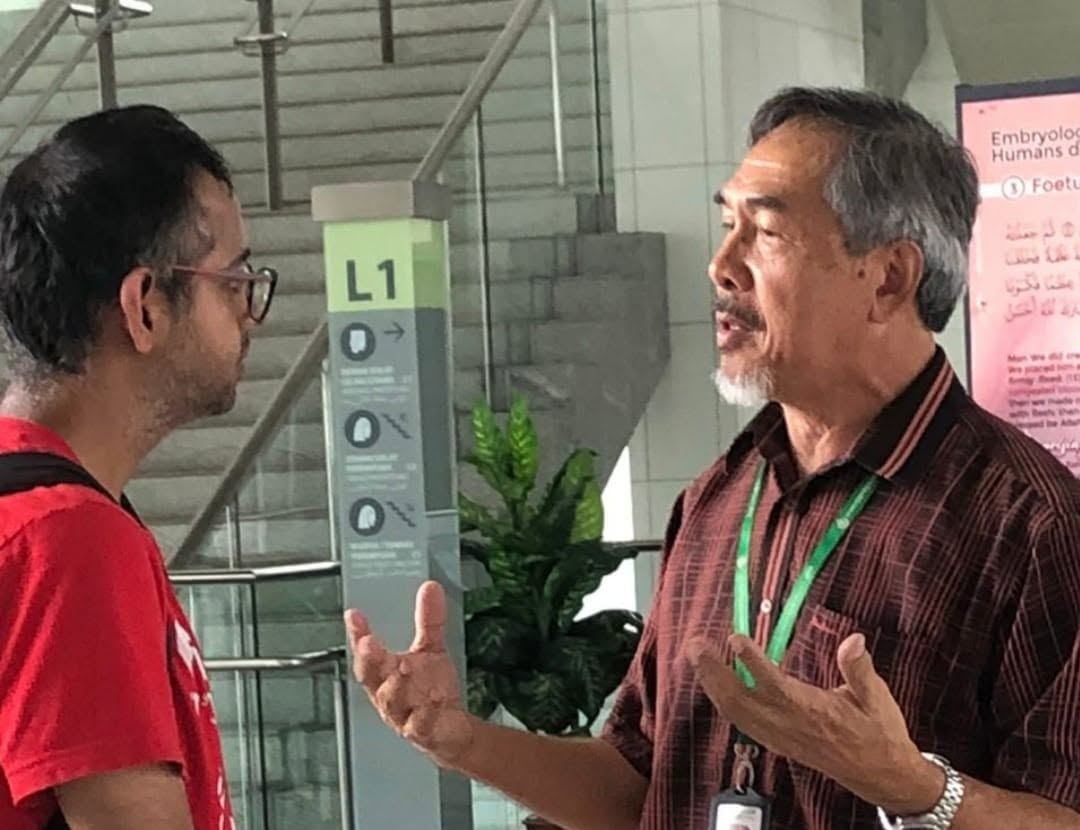 Pendakwah menerangkan tentang Islam kepada seorang pengunjung di Masjid Tuanku Mizan Zainal Abidin