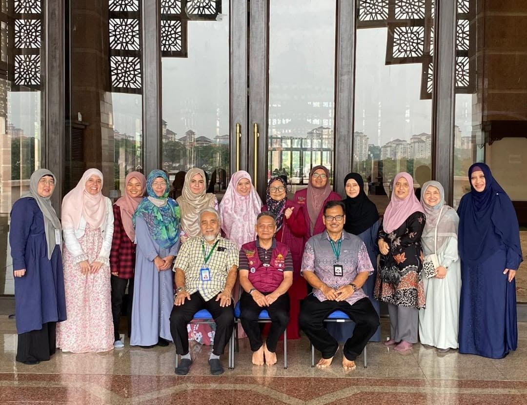 Sukarelawan dan pengunjung bergambar di Masjid Putra
